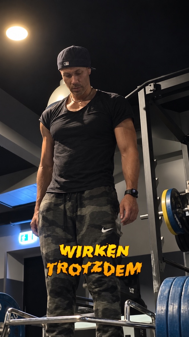 Jacques im Fitnessstudio an einer beladenen Trainingsstange