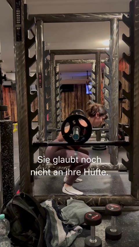 Persönlich begleitete Kniebeuge im Fitnessstudio