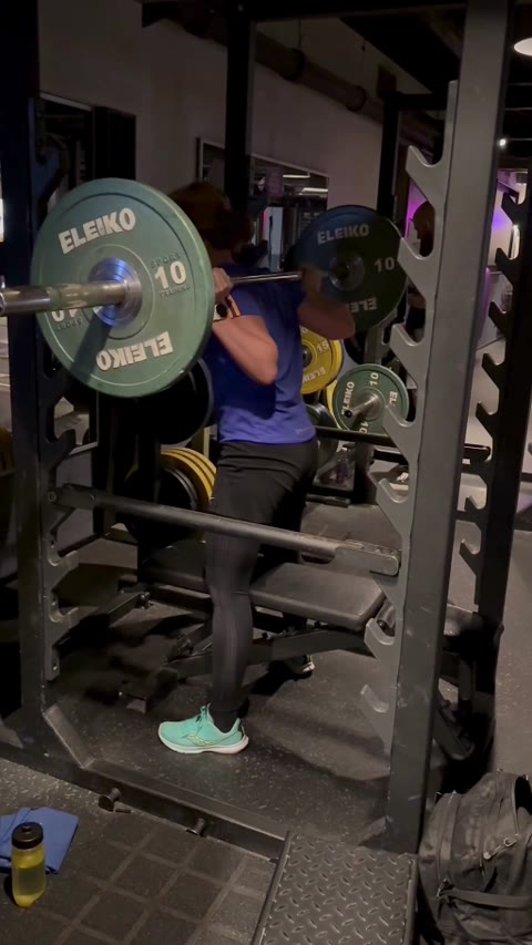 Persönlich begleitete Kniebeuge im Fitnessstudio